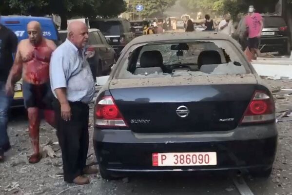 Машина с выбитыми стеклами на улицах Бейрута после взрыва - Sputnik Azərbaycan