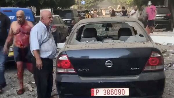 Машина с выбитыми стеклами на улицах Бейрута после взрыва - Sputnik Azərbaycan