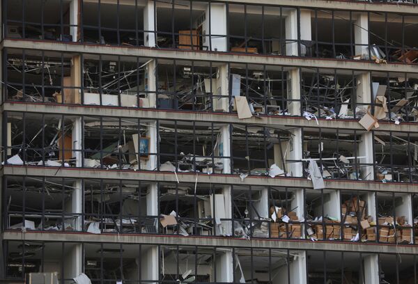Выбитые стекла в здании, находящемся поблизости от порта Бейрута, где произошел мощный взрыв - Sputnik Азербайджан