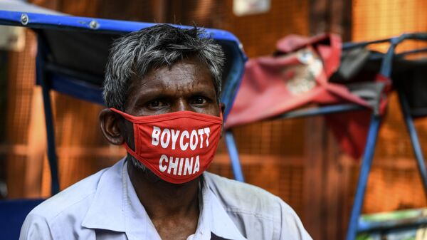 Мужчина в маске с надписью бойкот Китаю в Нью Дели, фото из архива - Sputnik Азербайджан