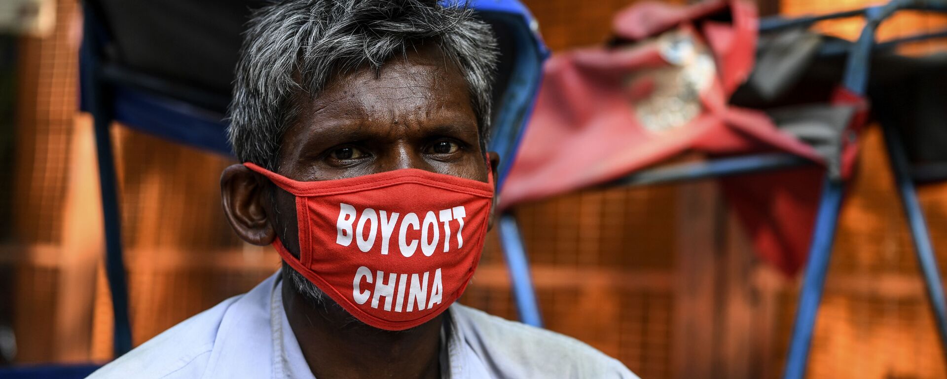 Мужчина в маске с надписью бойкот Китаю в Нью Дели, фото из архива - Sputnik Azərbaycan, 1920, 05.08.2020