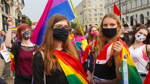 Протестующие с радужными флагами в Варшаве, фото из архива - Sputnik Азербайджан