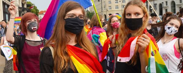 Протестующие с радужными флагами в Варшаве, фото из архива Протестующие с радужными флагами в Варшаве, фото из архива - Sputnik Азербайджан