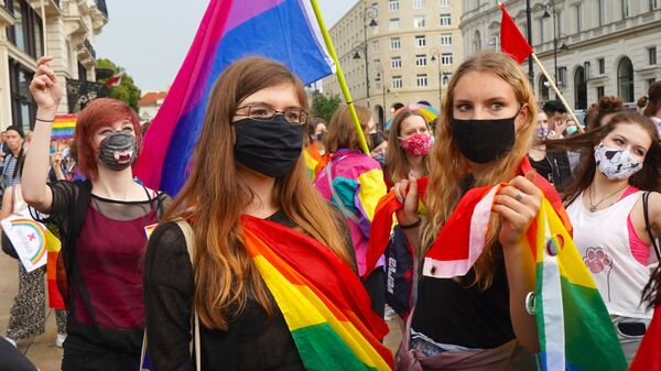 LGBT bayraqları olan etirazçılar, arxiv şəkli - Sputnik Azərbaycan
