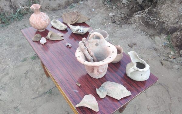 Найденная в захоронениях в Шамахе глиняная посуда - Sputnik Азербайджан