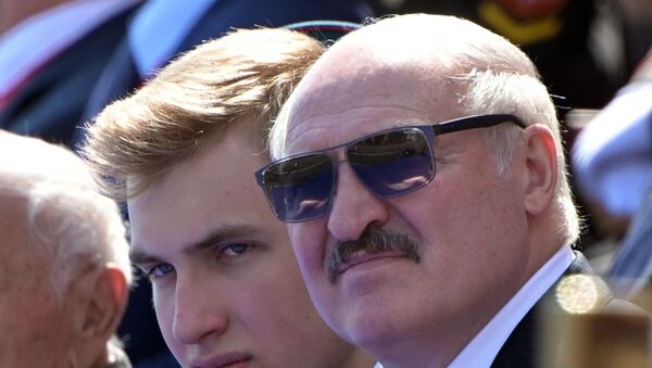  Президент Белоруссии Александр Лукашенко с сыном Николаем (слева), фото из архива - Sputnik Azərbaycan