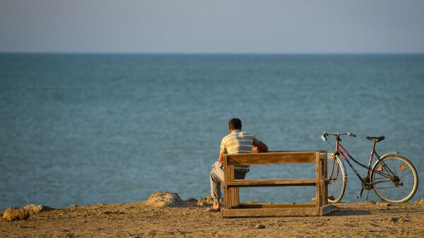 Мужчина на пляже в Баку - Sputnik Азербайджан