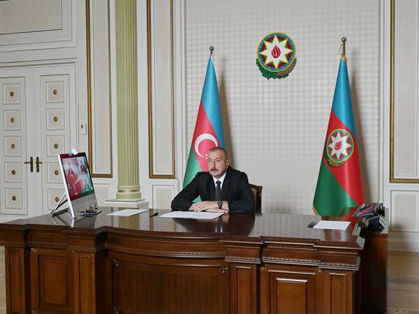 Президент Алиев собрал чиновников из-за COVID-19 Президент Алиев собрал чиновников из-за COVID-19 - Sputnik Азербайджан