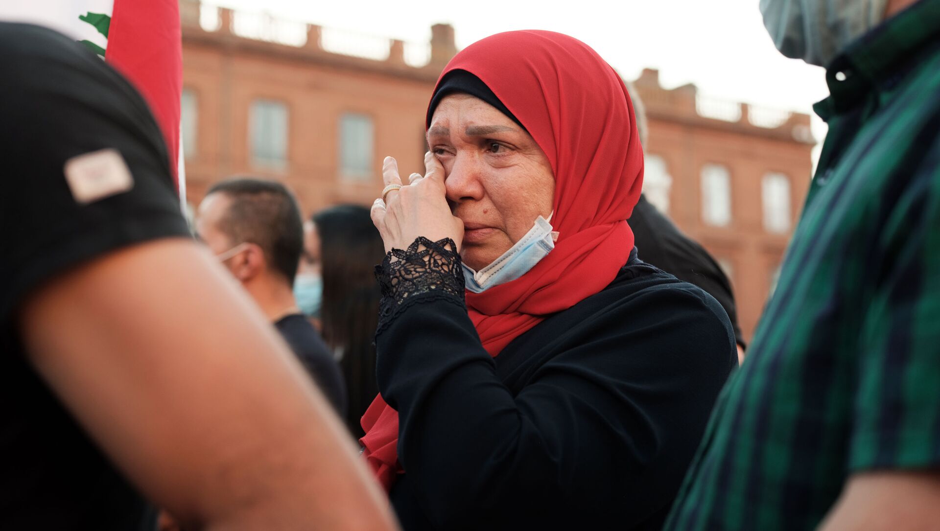 Женщина плачет на собрании в Тулузе, Франция, в поддержку пострадавших от взрыва в Бейруте - Sputnik Азербайджан, 1920, 04.08.2021