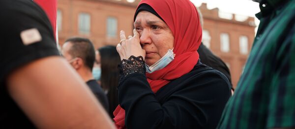 Женщина плачет на собрании в Тулузе, Франция, в поддержку пострадавших от взрыва в Бейруте Женщина плачет на собрании в Тулузе, Франция, в поддержку пострадавших от взрыва в Бейруте - Sputnik Азербайджан