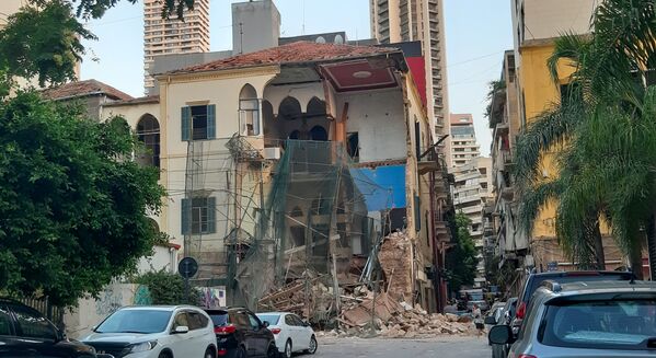 Дом, поврежденный в результате мощного взрыва в порту Бейрута - Sputnik Азербайджан