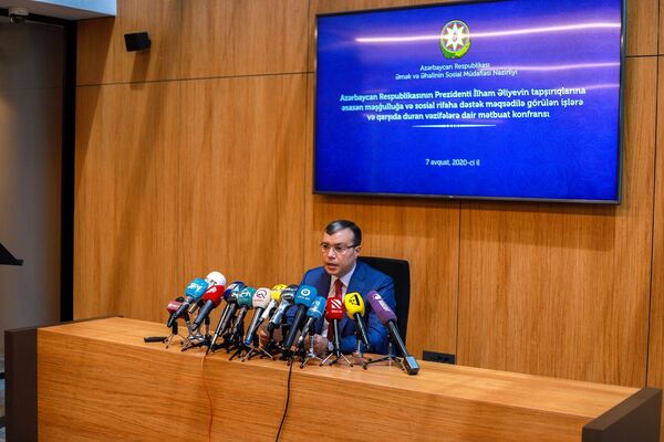 Министр труда назвал сроки выплаты гражданам очередных 190 манатов разового пособия Министр труда назвал сроки выплаты гражданам очередных 190 манатов разового пособия - Sputnik Азербайджан