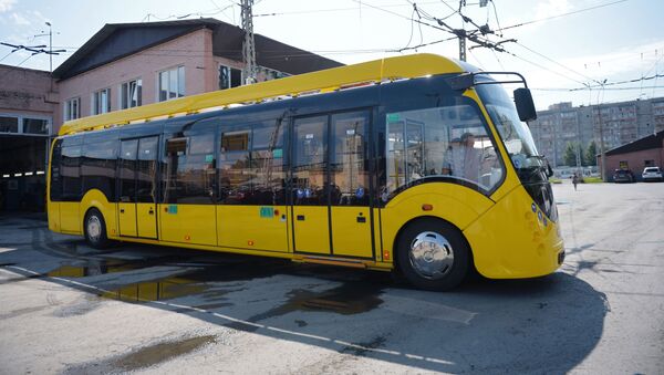 На улицы Екатеринбурга вышел белорусский электробус - Sputnik Азербайджан