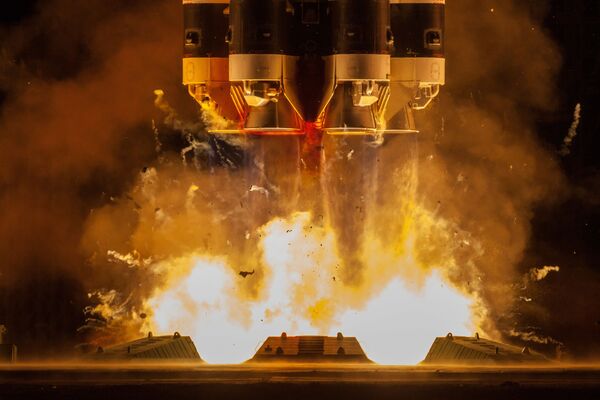 Запуск ракеты-носителя Протон-М с разгонным блоком Бриз-М с телекоммуникационными спутниками Экспресс-80 и Экспресс-103 с космодрома Байконур - Sputnik Азербайджан
