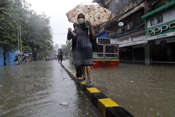 Затопленная улица во время проливных дождей в Мумбаи, Индия - Sputnik Азербайджан