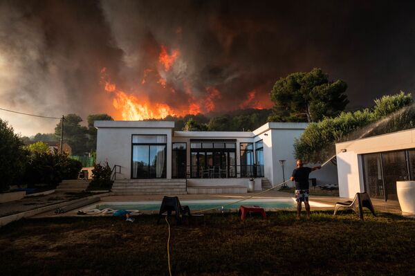 Лесной пожар в Ла-Куроне, Франция  - Sputnik Азербайджан