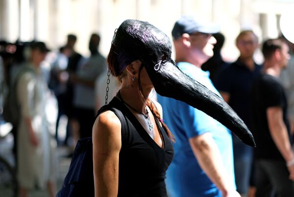 Девушка в маске чумного доктора на демонстрации против связанных с коронавирусом ограничений в Берлине  - Sputnik Azərbaycan