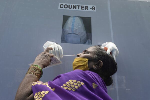 Женщина в мобильном пункте сдачи теста на коронавирус в Хайдарабаде, Индия  - Sputnik Азербайджан