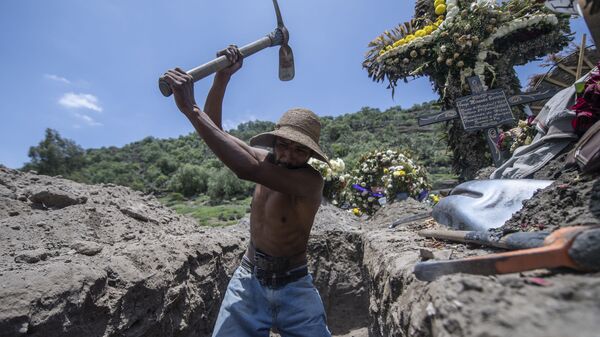 Работник кладбища копает новую могилу в Сан Мигель Хико, Мексика  - Sputnik Азербайджан