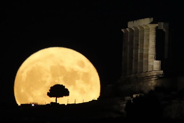 Луна во время восхода в Греции - Sputnik Азербайджан