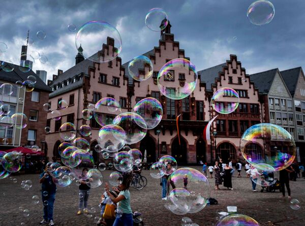 Мыльные пузыри на площади Франкфурта, Германия  - Sputnik Azərbaycan