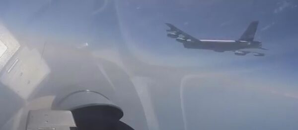 Российский истребитель Су-27 перехватил самолеты-разведчики США Российский истребитель Су-27 перехватил самолеты-разведчики США - Sputnik Азербайджан