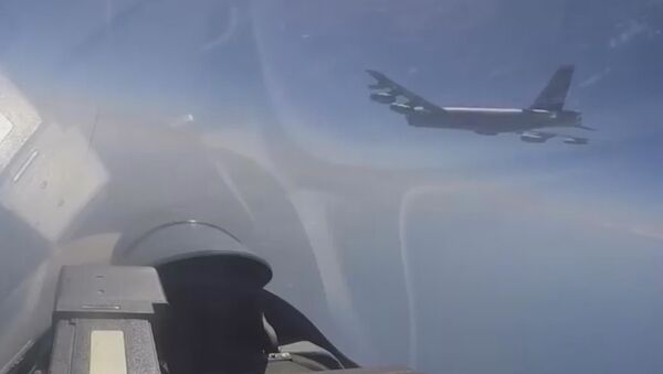 Российский истребитель Су-27 перехватил самолеты-разведчики США - Sputnik Азербайджан