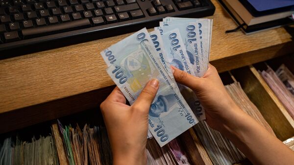  Сотрудник пункта обмена валюты считает банкноты турецких лир, фото из архива - Sputnik Азербайджан