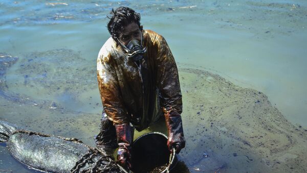 Очистка воды от разлившейся нефти у Маврикия - Sputnik Azərbaycan