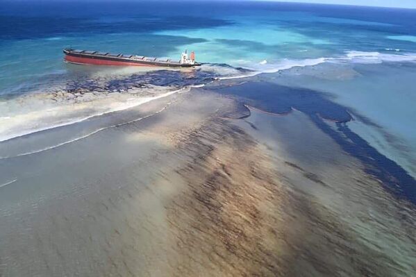 Вид на сухогруз MV Wakashio и разлившуюся нефть у Маврикия  - Sputnik Азербайджан
