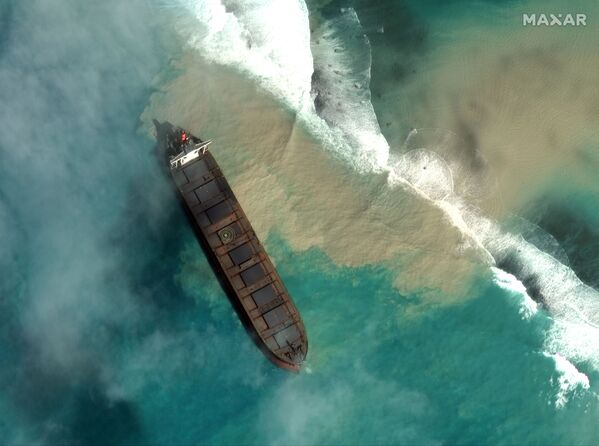 Вид на сухогруз MV Wakashio и разлившуюся нефть у Маврикия  - Sputnik Azərbaycan