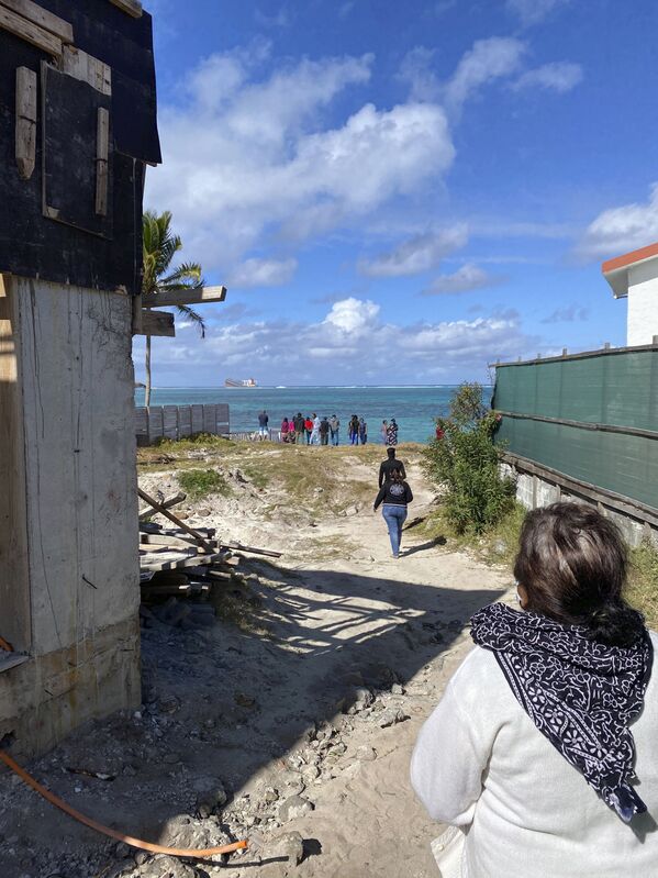 Люди бегут к побережью на место разлива нефти у Маврикия  - Sputnik Azərbaycan