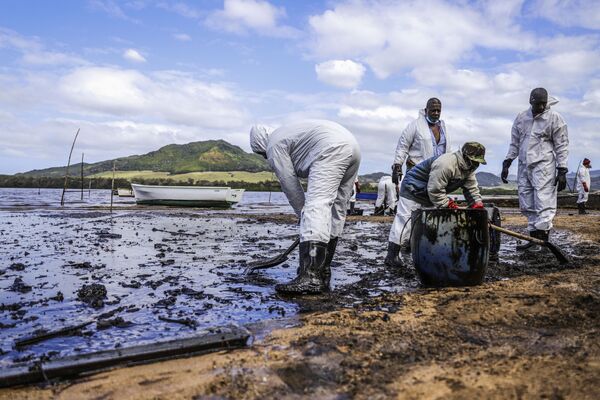 Люди борются с последствиями утечки нефти с судна MV Wakashio, севшего на мель у побережья юго-восточного Маврикия - Sputnik Azərbaycan