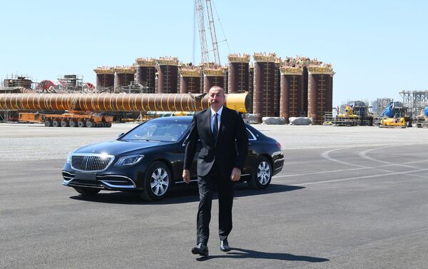 Президент Ильхам Алиев на церемонии отправки в море опорного блока месторождения Карабах - Sputnik Азербайджан