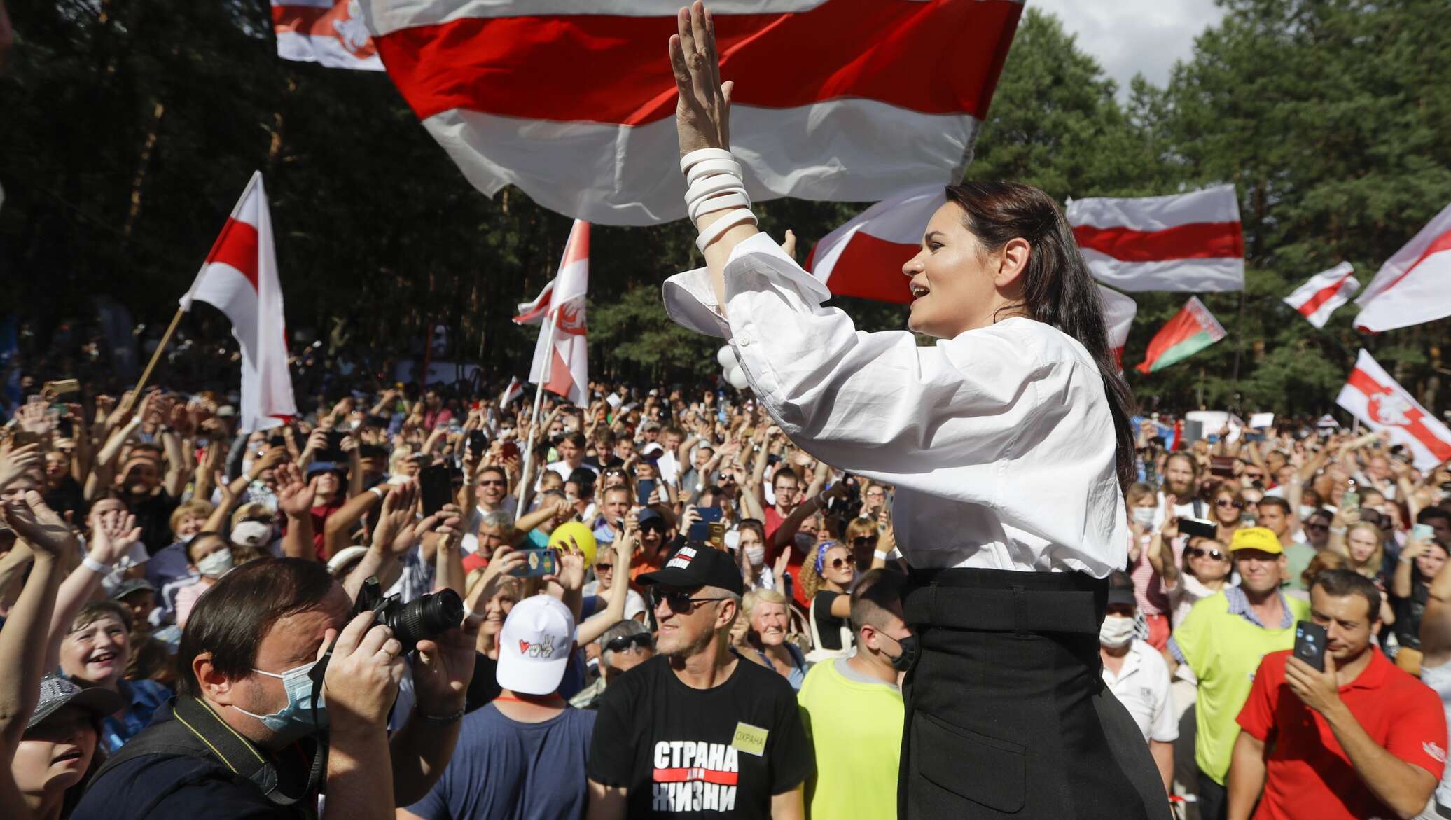 Революция в беларуси. Светлана Тихановская на митинге Белоруссия. Светлана Тихановская флаг Беларуси. Переворот в Белоруссии 2020. Цветная революция в Белоруссии.