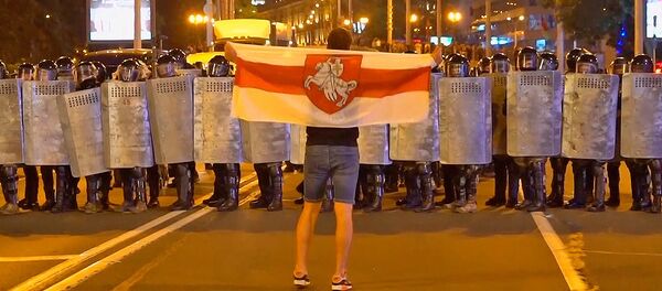 Протесты в Белоруссии: жаркая ночь после выборов Протесты в Белоруссии: жаркая ночь после выборов - Sputnik Азербайджан