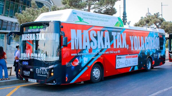 Bakıda avtobusda Maska tax, yola çıxaq! yazısı - Sputnik Azərbaycan
