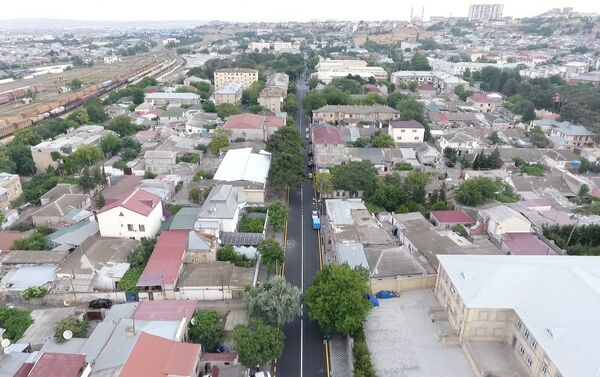 Главная дорога бакинского поселка Баладжары в Бинагадинском районе Баку после ремонта - Sputnik Азербайджан