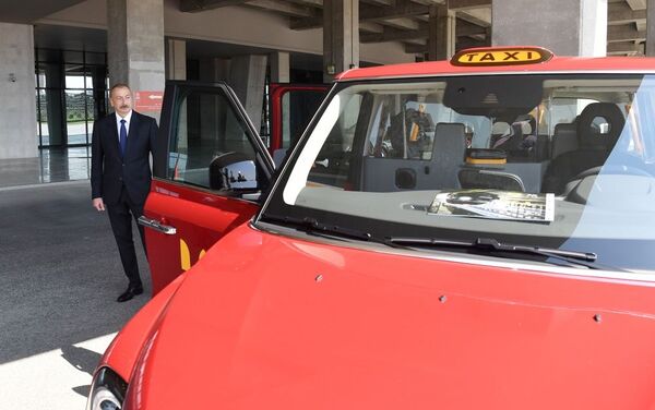 Президент Ильхам Алиев ознакомился с доставленными в Баку новыми лондонскими такси - Sputnik Азербайджан