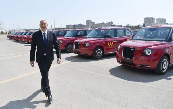 Президент Ильхам Алиев ознакомился с доставленными в Баку новыми лондонскими такси - Sputnik Азербайджан