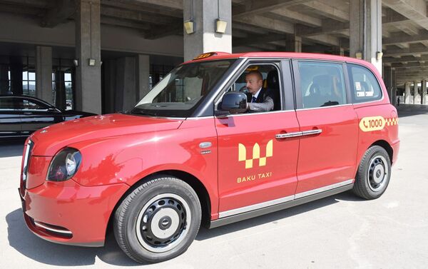 Prezident İlham Əliyev Bakıya gətirilən TX modelli yeni London taksiləri ilə tanış olub - Sputnik Azərbaycan