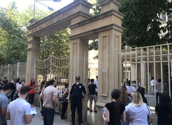 Правила не для всех: родственники абитуриентов нарушают условия карантина - фото - Sputnik Азербайджан