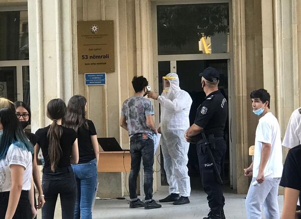 Правила не для всех: родственники абитуриентов нарушают условия карантина - фото - Sputnik Азербайджан