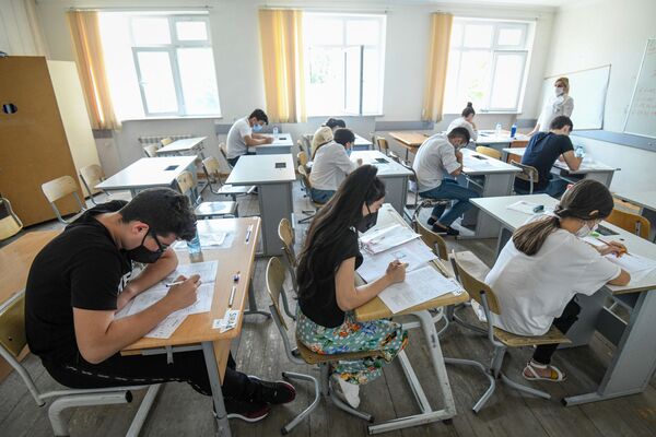 Вступительные экзамены в вузы по II и III группам специальностей - Sputnik Азербайджан