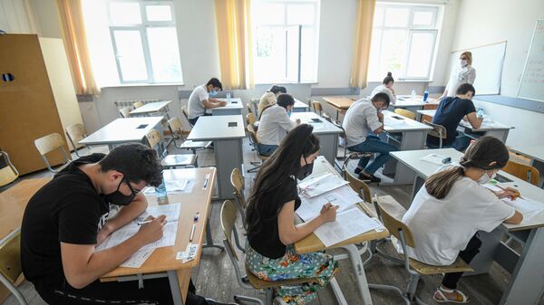 Вступительные экзамены в вузы по II и III группам специальностей - Sputnik Азербайджан
