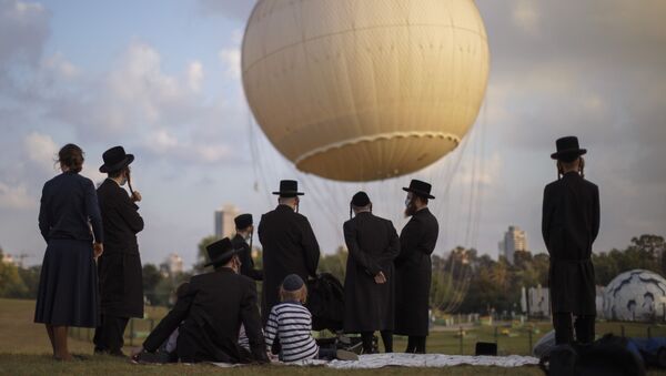 Ультраортодоксальные евреи в защитных масках в парке в Тель-Авива, Израиль - Sputnik Азербайджан