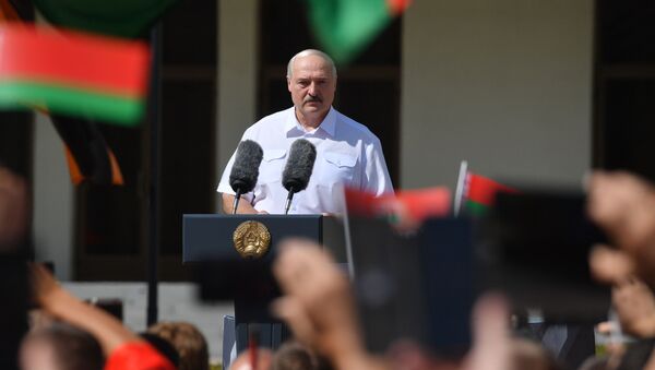 Президент Беларуси Александр Лукашенко на митинге в свою поддержку в Минске - Sputnik Azərbaycan