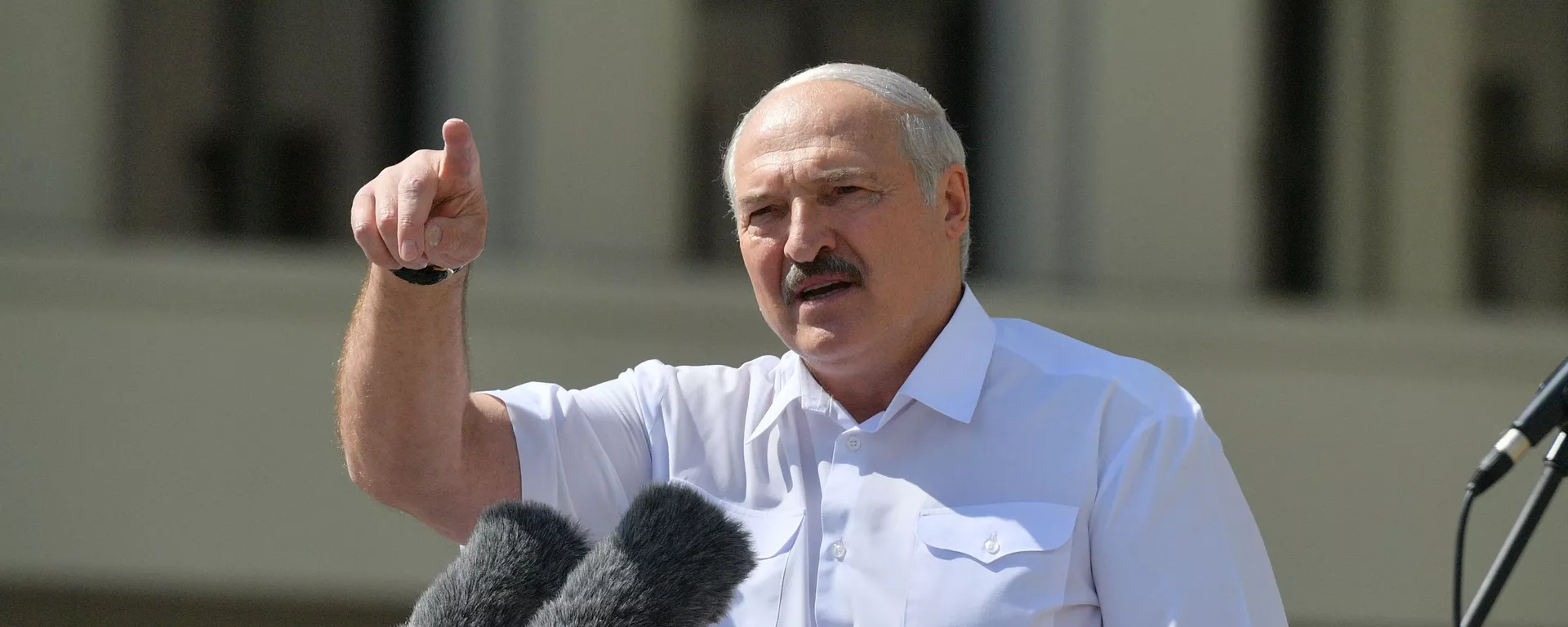 Президент Белоруссии Александр Лукашенко выступает на митинге, организованном в его поддержку на площади Независимости в Минске Президент Белоруссии Александр Лукашенко выступает на митинге, организованном в его поддержку на площади Независимости в Минске - Sputnik Азербайджан, 1920, 01.06.2023