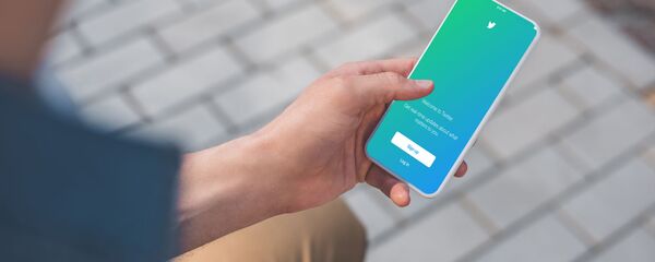 Страница социальной сети Twitter на экране смартфона - Sputnik Азербайджан