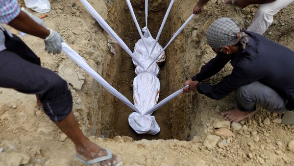 Захоронение человека скончавшийся от COVİD-19, фото из архива - Sputnik Azərbaycan